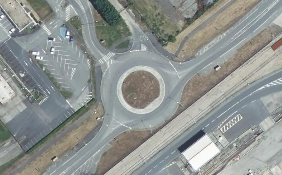 Vue aérienne du Rond-point anonyme n°68943084