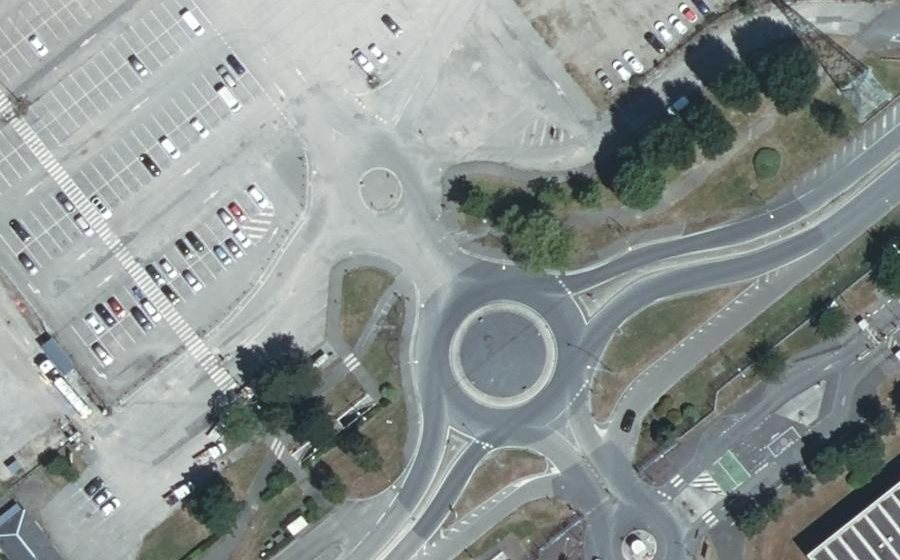 Vue aérienne du Rond-point anonyme n°68943098