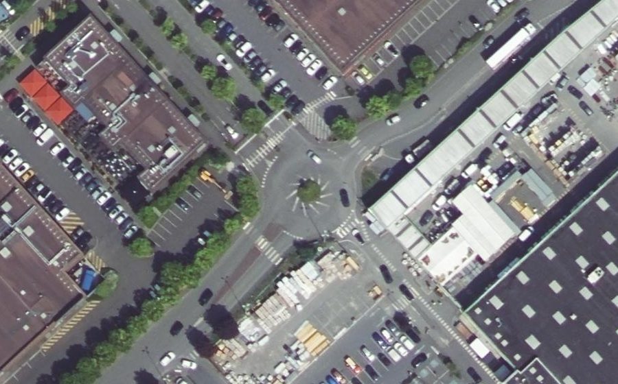Vue aérienne du Rond-point anonyme n°68943947