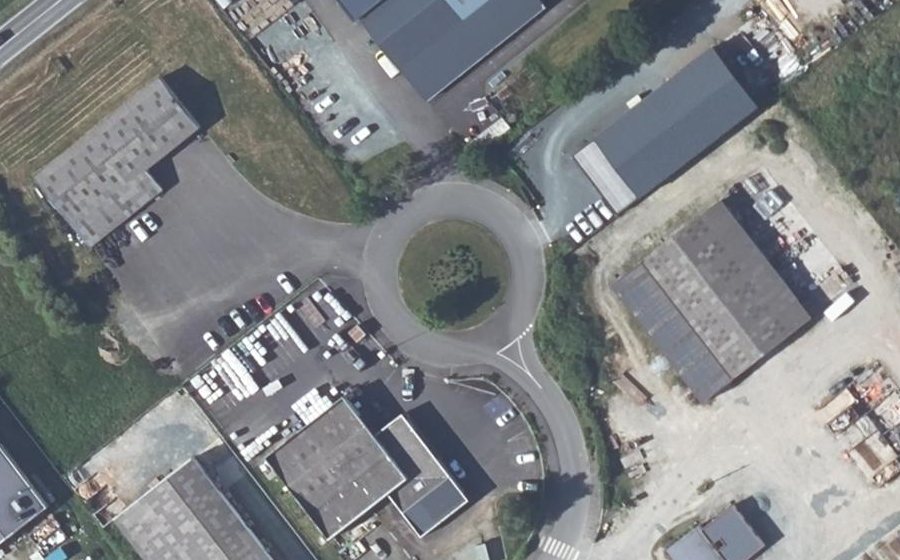 Vue aérienne du Rond-point anonyme n°689600196
