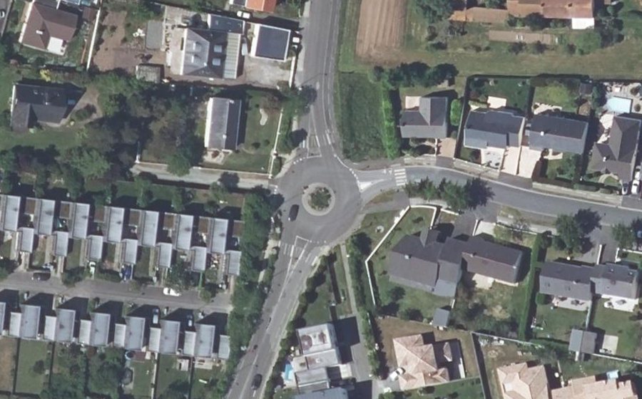 Vue aérienne du Rond-point anonyme n°689615028