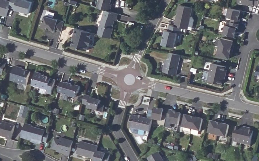 Vue aérienne du Rond-point anonyme n°689615031