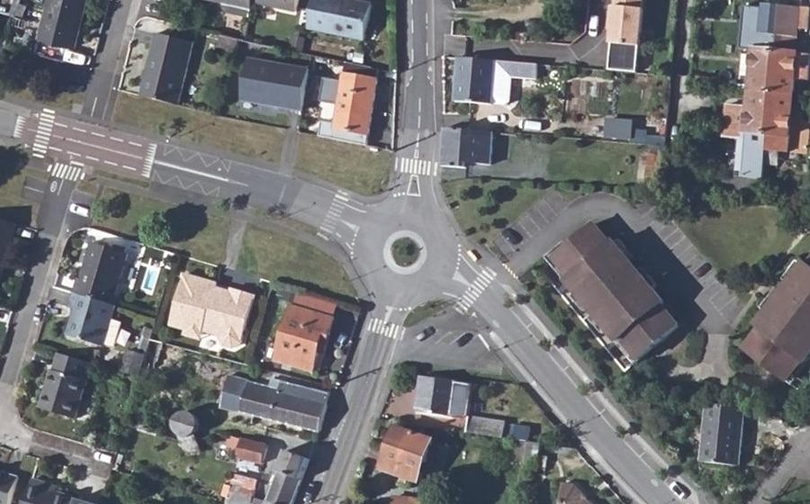 Vue aérienne du Rond-point anonyme n°689615032