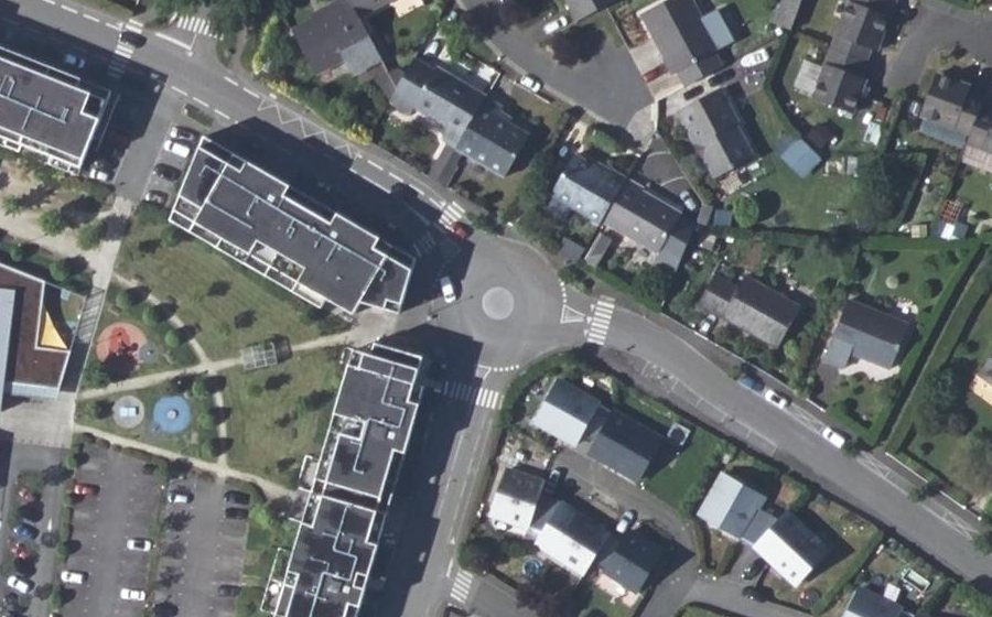 Vue aérienne du Rond-point anonyme n°689616082