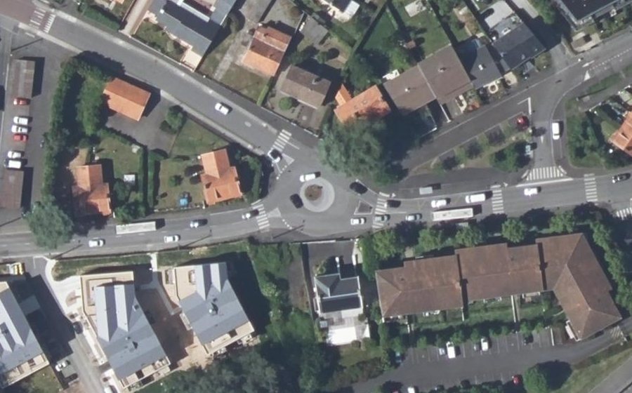 Vue aérienne du Rond-point anonyme n°689616778