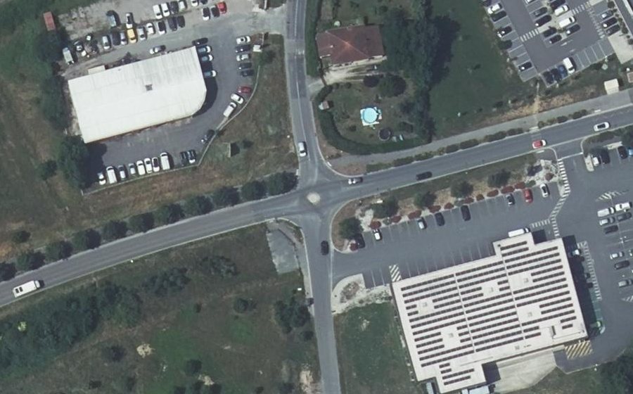 Vue aérienne du Rond-point anonyme n°689640842