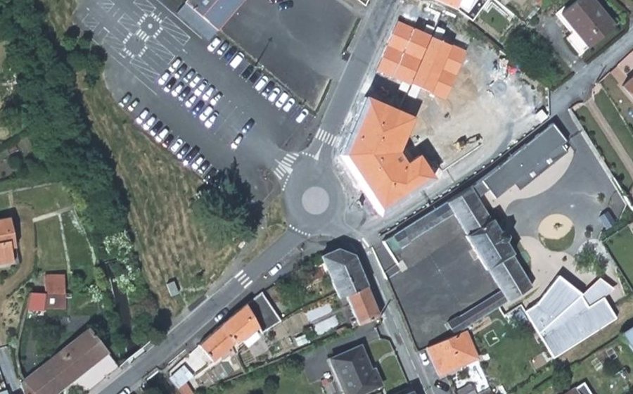 Vue aérienne du Rond-point anonyme n°689645290