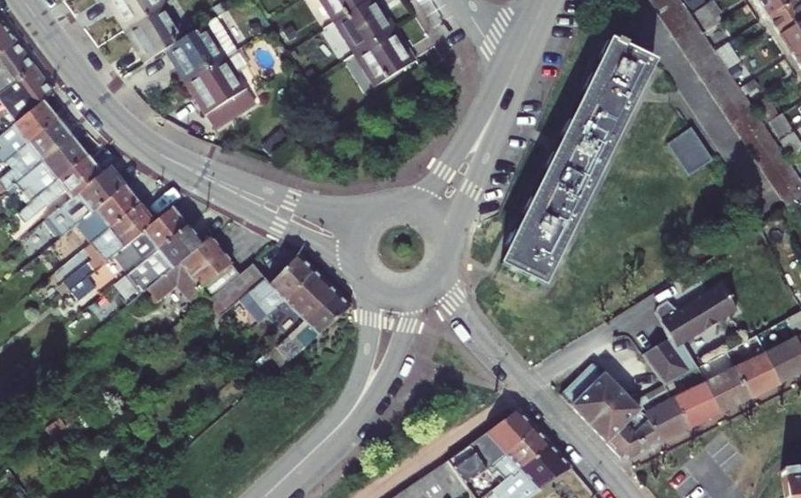 Vue aérienne du Rond-point anonyme n°689696908