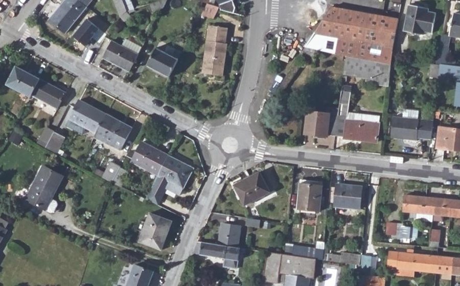 Vue aérienne du Rond-point anonyme n°689843648