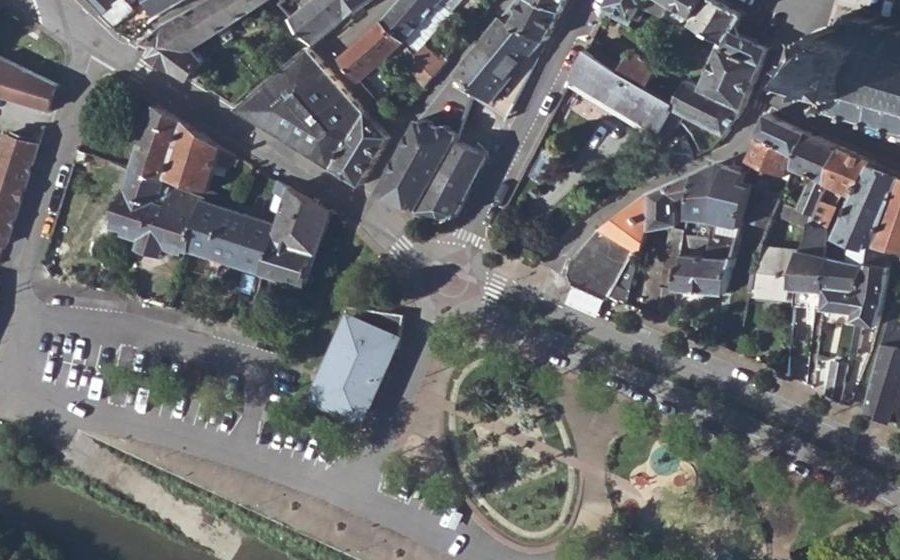 Vue aérienne du Rond-point anonyme n°689855547