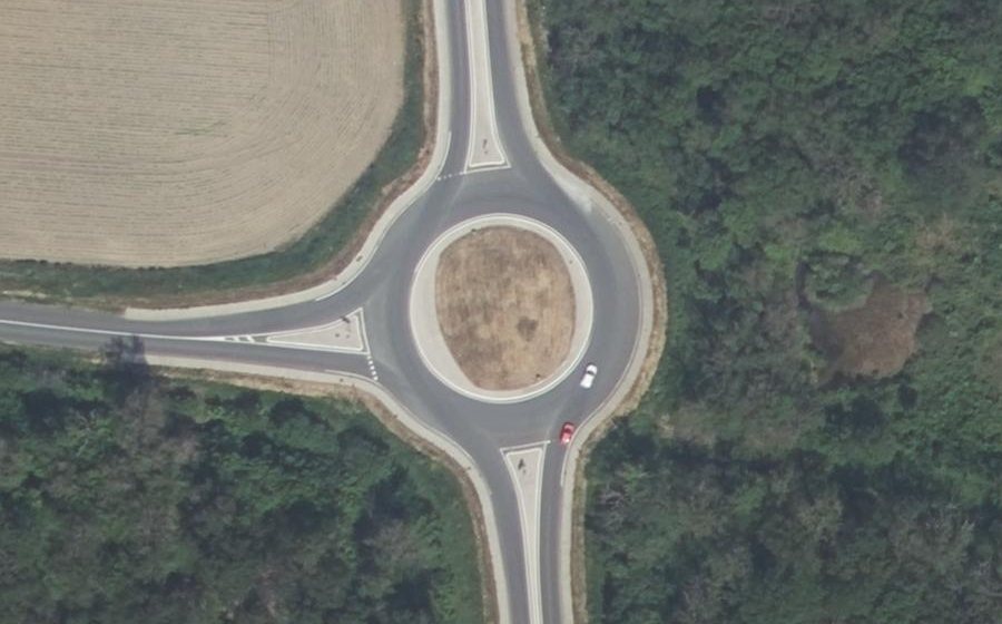 Vue aérienne du Rond-point anonyme n°689863476