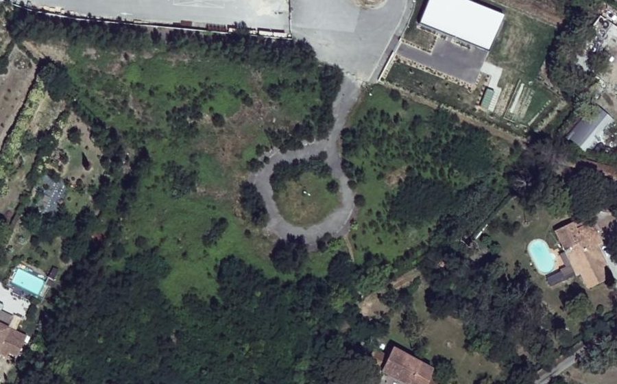 Vue aérienne du Rond-point anonyme n°689870343