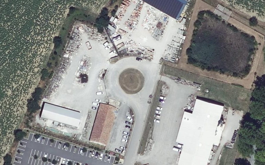 Vue aérienne du Rond-point anonyme n°689870345