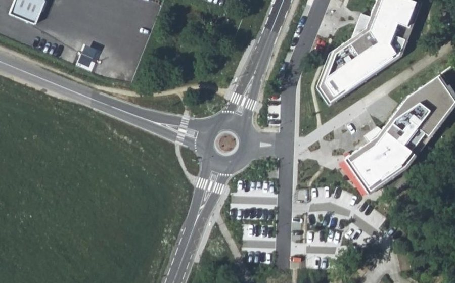 Vue aérienne du Rond-point anonyme n°689870505