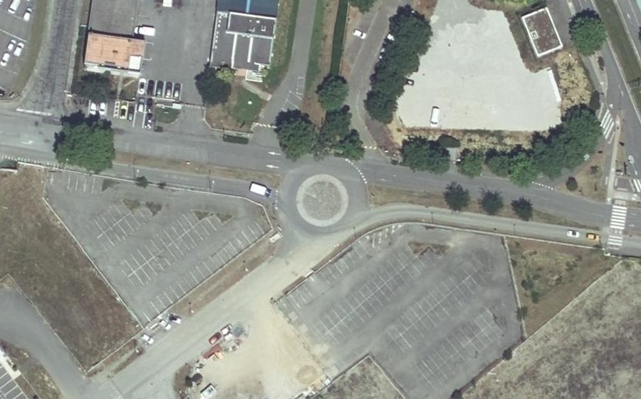 Vue aérienne du Rond-point anonyme n°689885462