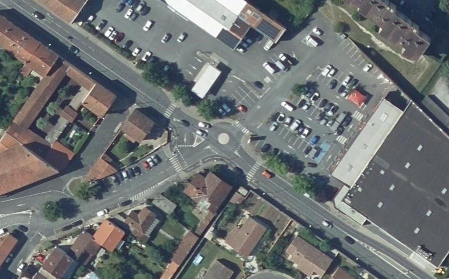 Vue aérienne du Rond-point anonyme n°689886708