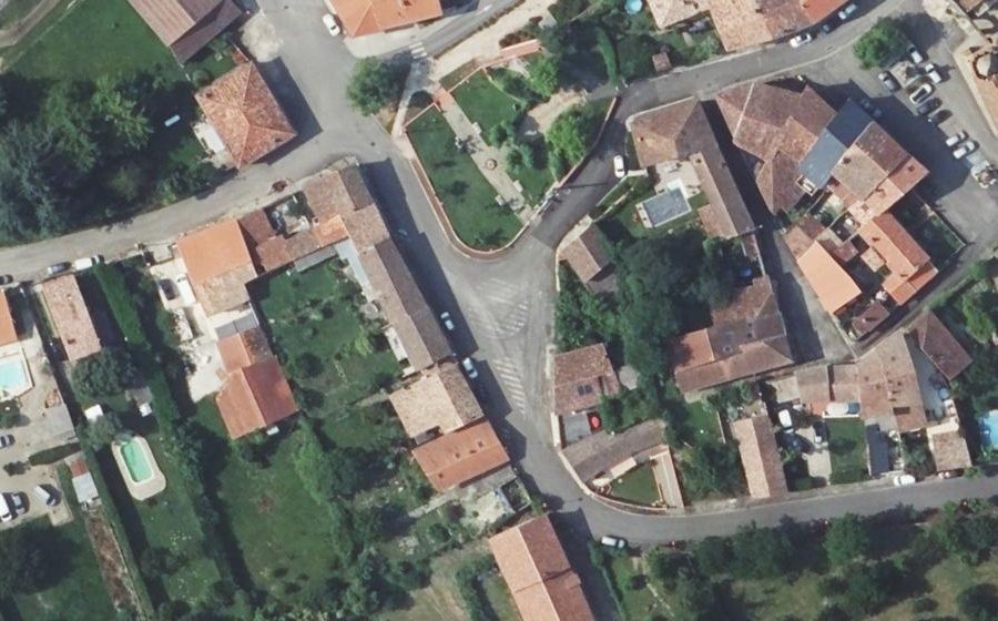 Vue aérienne du Rond-point anonyme n°689962334