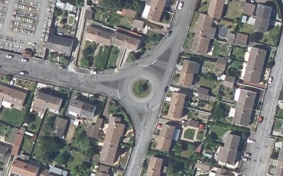 Vue aérienne du Rond-point anonyme n°690121464