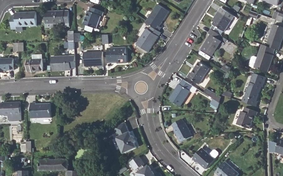 Vue aérienne du Rond-point anonyme n°690122871