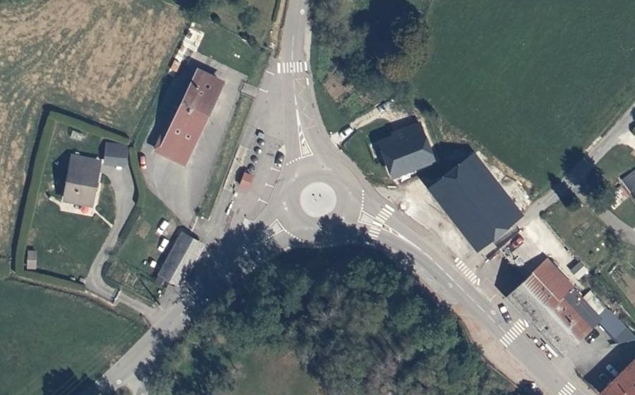 Vue aérienne du Rond-point anonyme n°690125766