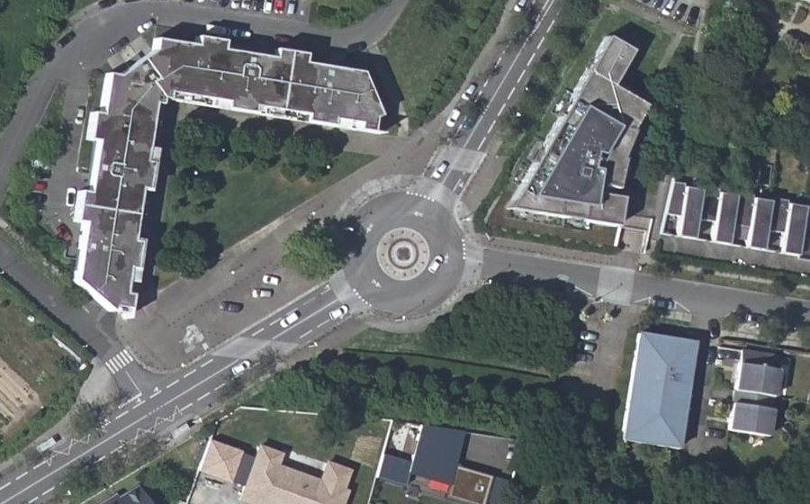 Vue aérienne du Rond-point anonyme n°690132462
