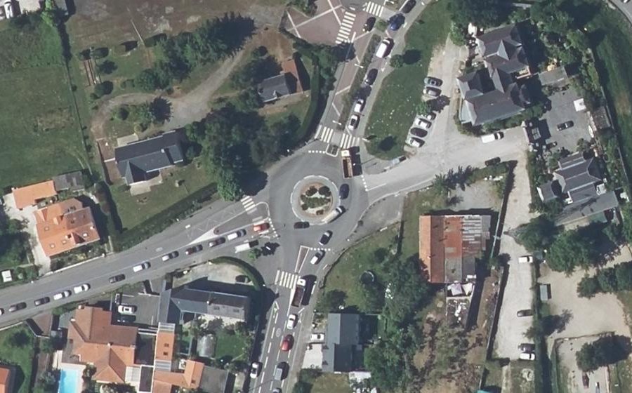 Vue aérienne du Rond-point anonyme n°690136730