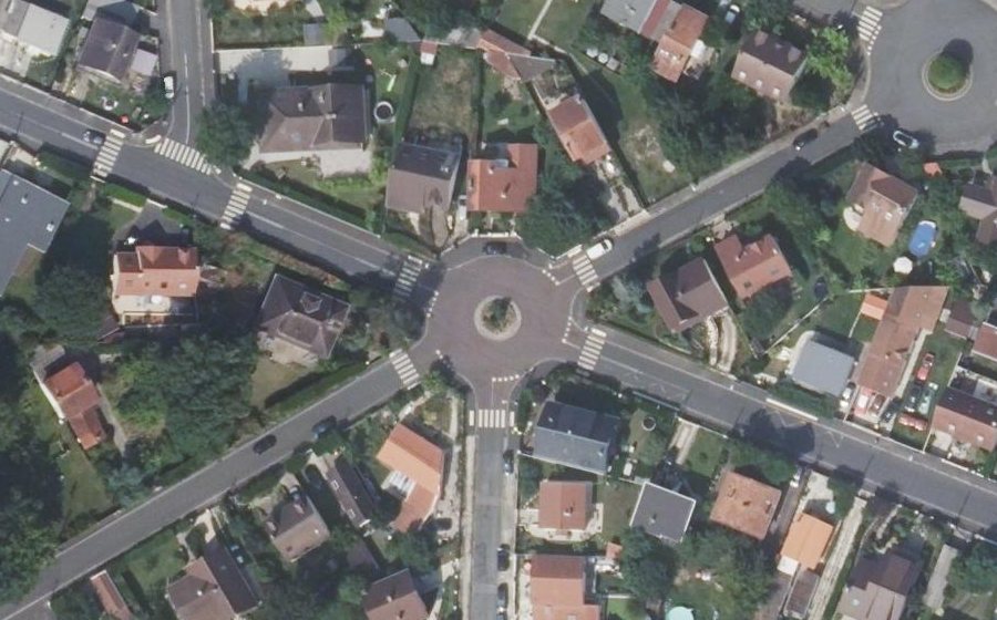 Vue aérienne du Rond-point anonyme n°690176664