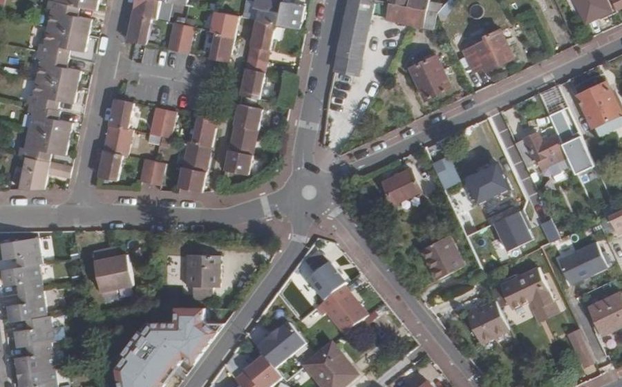 Vue aérienne du Rond-point anonyme n°690271380