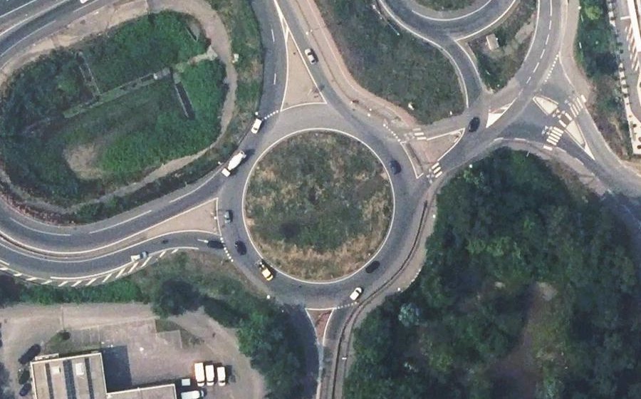 Vue aérienne du Rond-point anonyme n°690312877