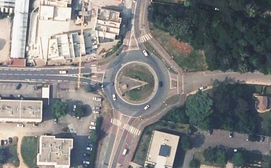 Vue aérienne du Rond-point anonyme n°690312879