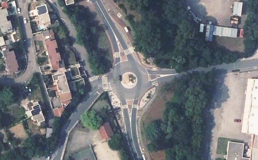 Vue aérienne du Rond-point anonyme n°690312881