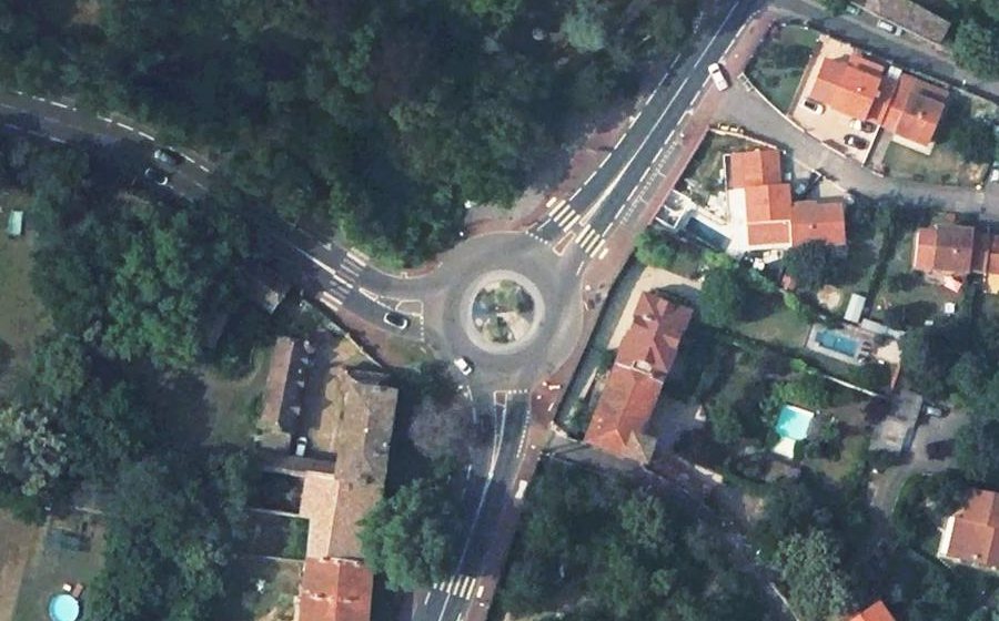 Vue aérienne du Rond-point anonyme n°690312884