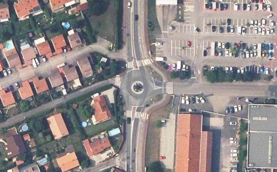 Vue aérienne du Rond-point anonyme n°690312894