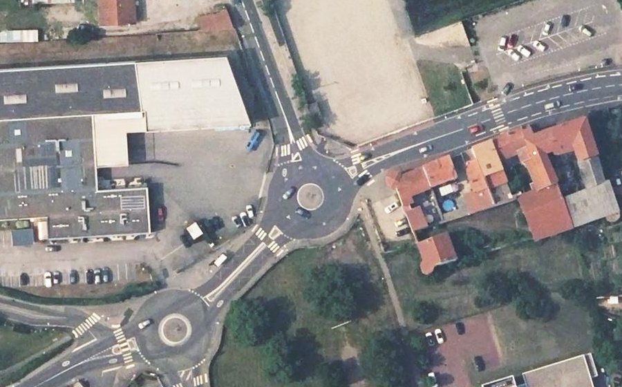 Vue aérienne du Rond-point anonyme n°690402548