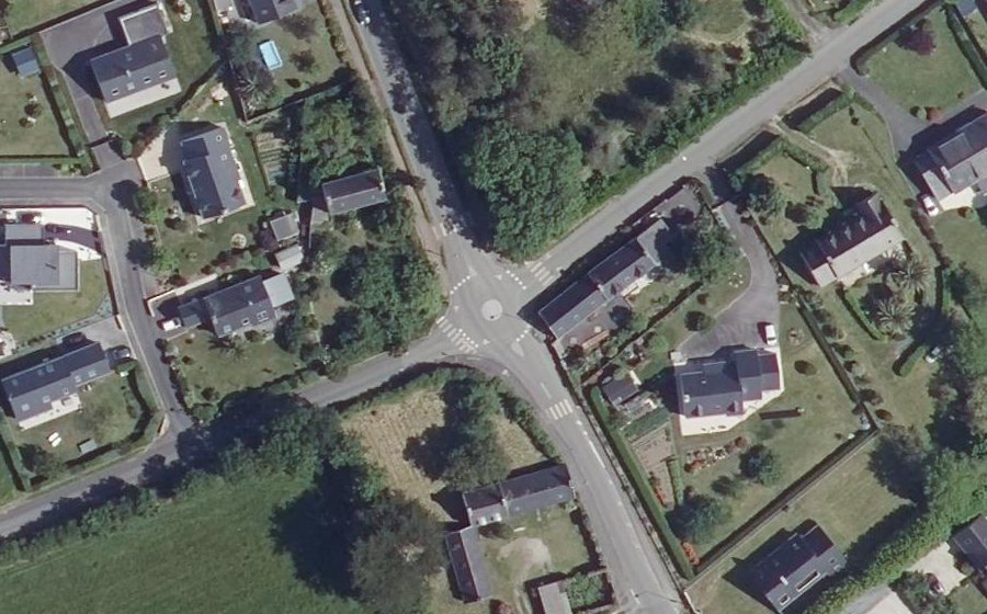 Vue aérienne du Rond-point anonyme n°690430777