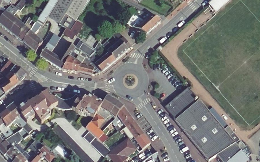 Vue aérienne du Rond-point anonyme n°690472878