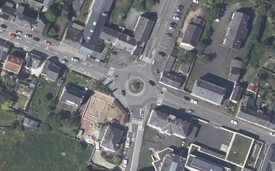 Vue aérienne du Rond-point anonyme n°690494728