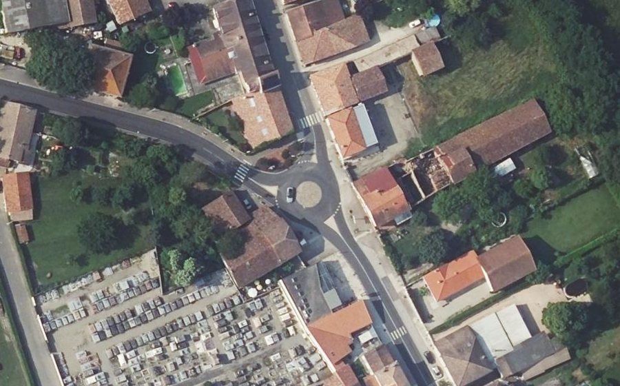 Vue aérienne du Rond-point anonyme n°690506354