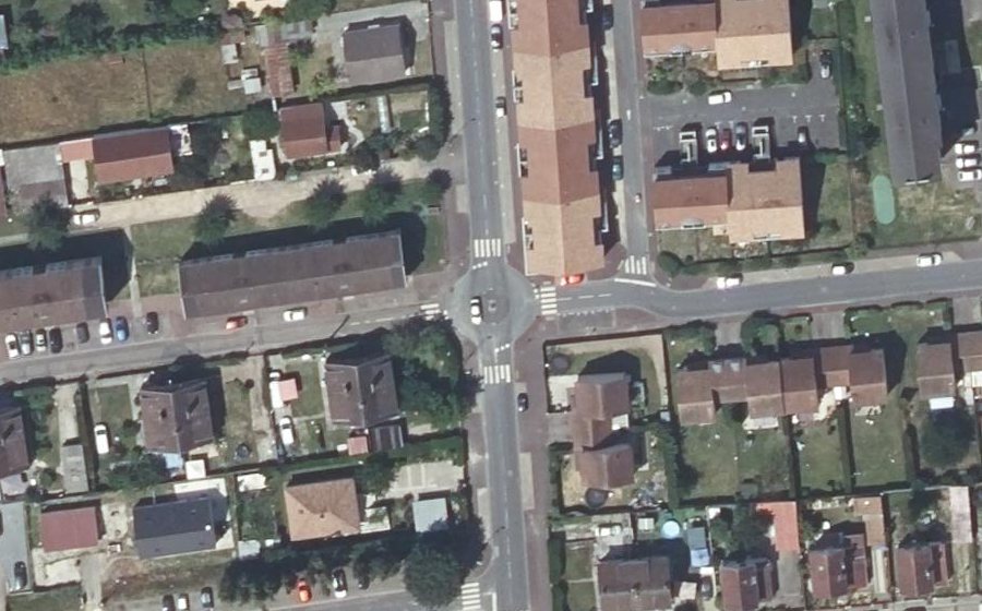 Vue aérienne du Rond-point anonyme n°690747628