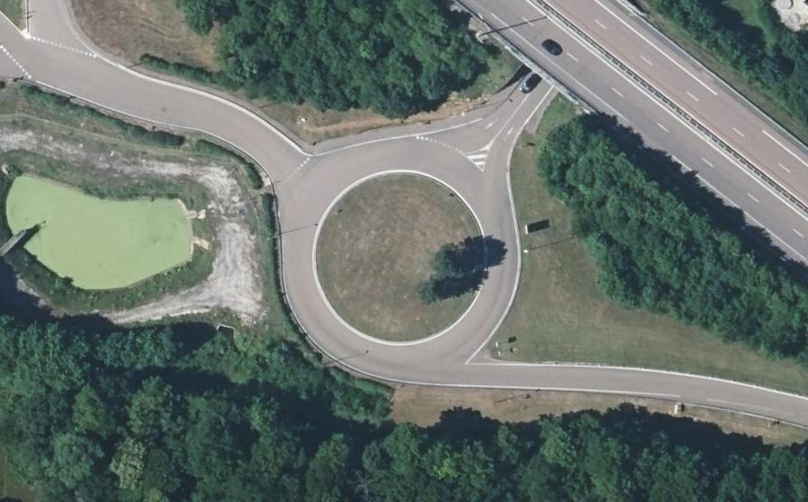 Vue aérienne du Rond-point anonyme n°69081168