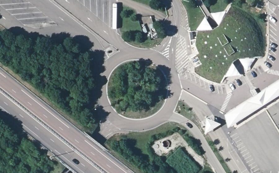 Vue aérienne du Rond-point anonyme n°69081190