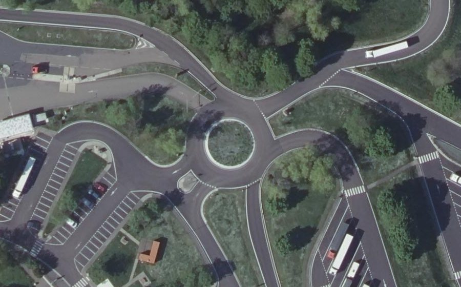 Vue aérienne du Rond-point anonyme n°69083696