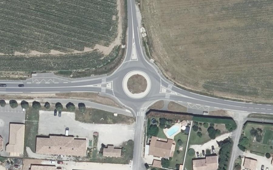Vue aérienne du Rond-point anonyme n°690858427