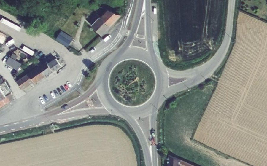 Vue aérienne du Rond-point anonyme n°690880486