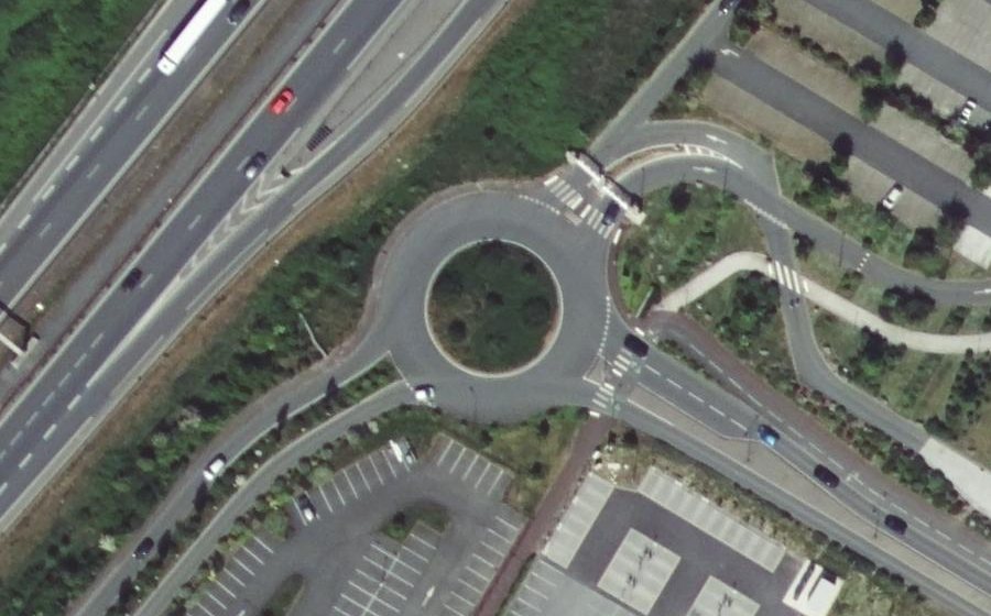 Vue aérienne du Rond-point anonyme n°691014227