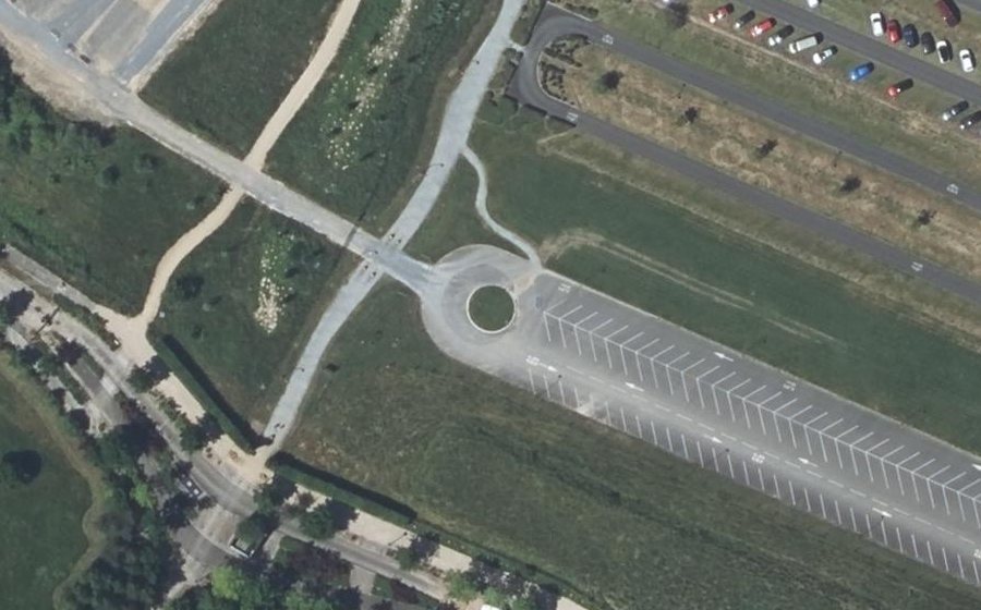 Vue aérienne du Rond-point anonyme n°691069567