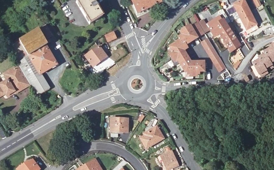 Vue aérienne du Rond-point anonyme n°691151967