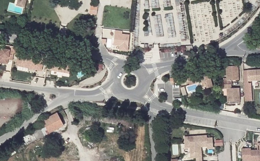 Vue aérienne du Rond-point anonyme n°691202859