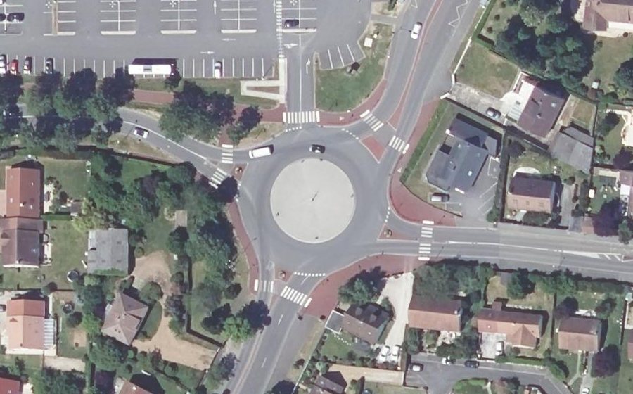 Vue aérienne du Rond-point anonyme n°691304358