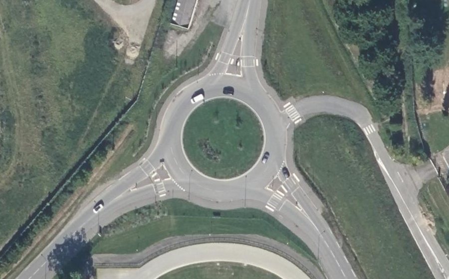 Vue aérienne du Rond-point anonyme n°691715621